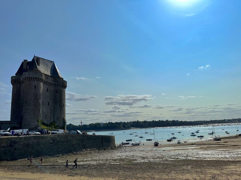 La Tour Solidor et sa plage