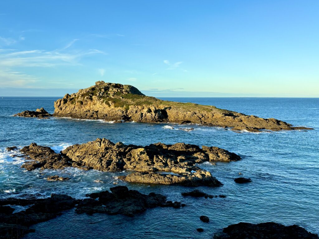 Les îlots rocheux qui entourent l'Île Besnard, foyer de nombreuses espèces d'oiseaux marins.