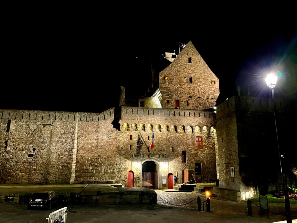 L'Hôtel de Ville de Saint Malo et son allure de château