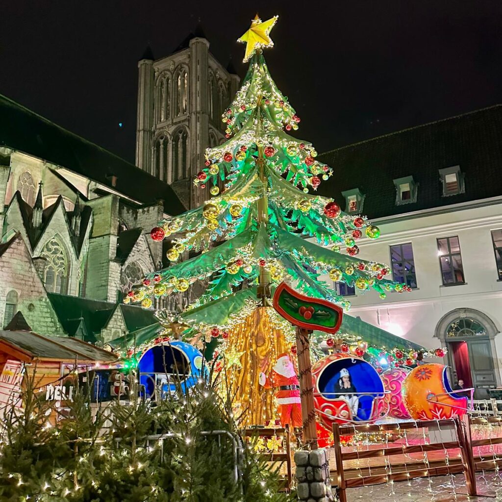 L'église Saint Nicolas et son sapin