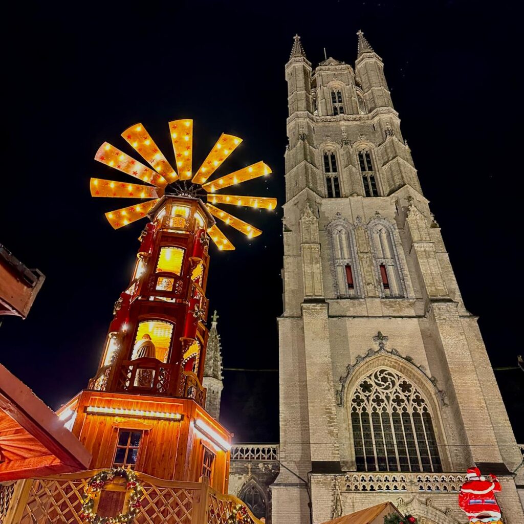 La Cathédrale Saint Bavon et son moulin de Noël