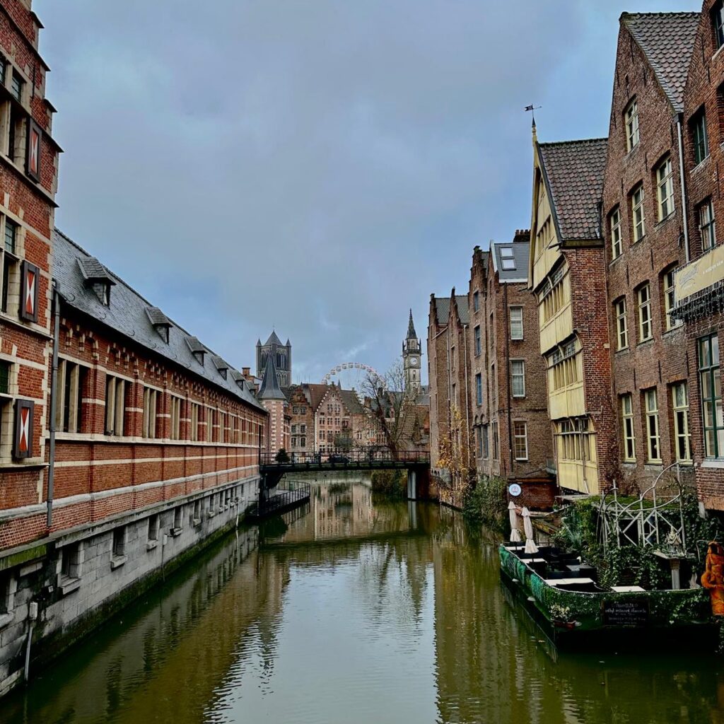L'église Saint Nicolas depuis un canal de Gand